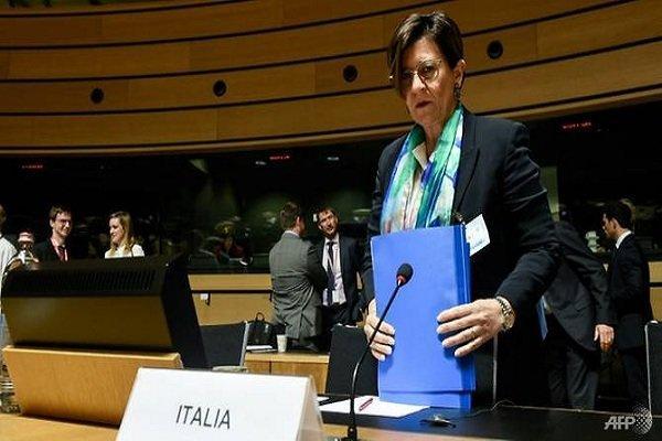وزیر دفاع ایتالیا:فرانسه مقصر بخشی از درگیری های جاری در لیبی است وزیر دفاع ایتالیا : فرانسه مقصر بخشی از درگیری های جاری در لیبی است