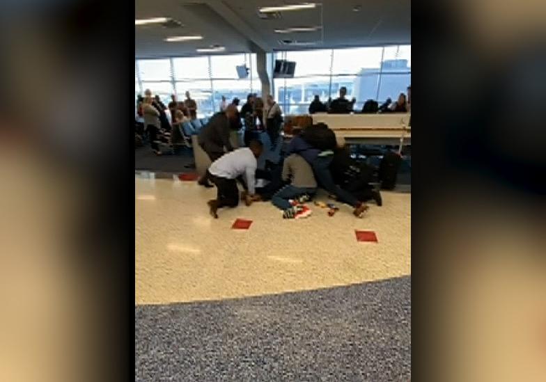 درگیری وحشتناک پلیس تگزاس با مظنون خطرناک در فرودگاه