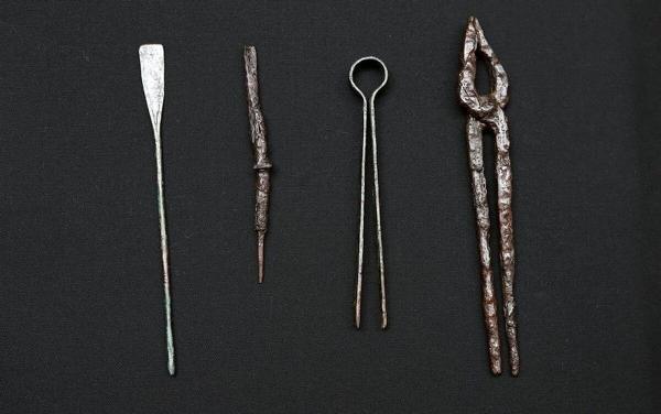 کشف گور ترسناک 2000 ساله پزشک رومی و ابزارهای آن!، عکس