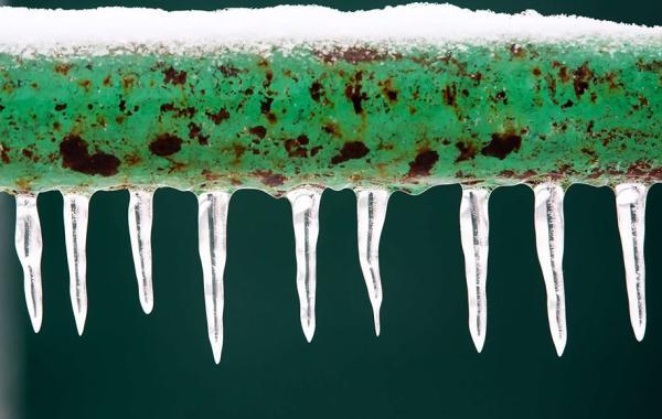 لوله های یخ زده را چگونه خودمان و بدون احتیاج به تعمیرکار باز کنیم؟