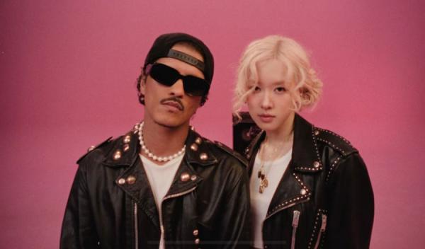 متن و ترجمه آهنگ APT. از ROS&ampEacute &ampamp Bruno Mars متن و ترجمه آهنگ APT. از ROS&Eacute &amp Bruno Mars
